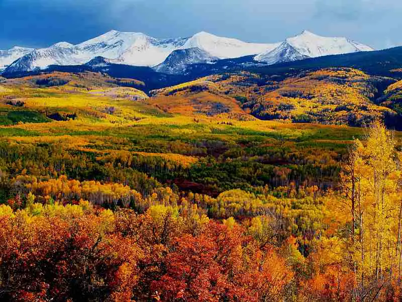 fall-scenery-snowy-mountains